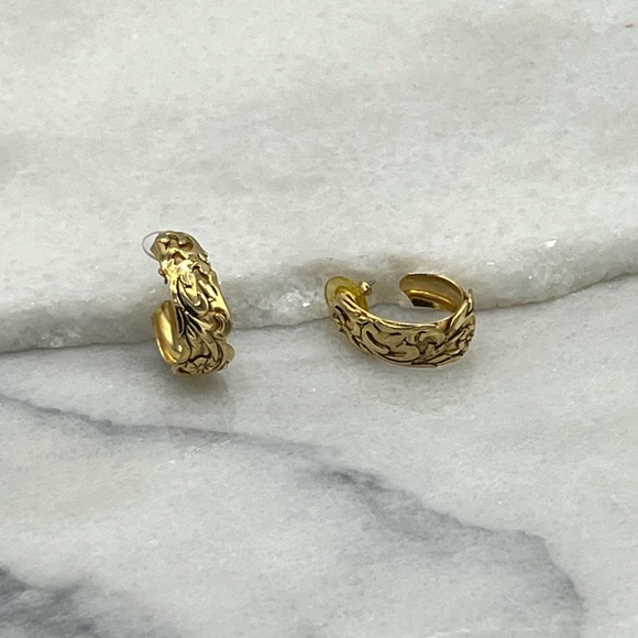 Floral Engraved Pattern on Gold Oval Hoop Earrings - Picture 5 of 12